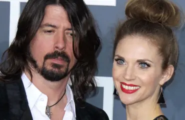Foo Fighters -laulajan pettämisskandaali paisuu: Vaimo tukeutui Hollywood-tähden apuun