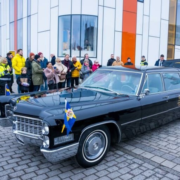 Kaarle Kustaan tiedetään pitävän vintageautoista. Auto
