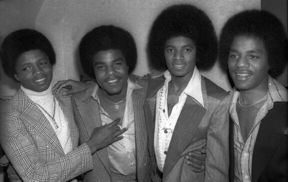 Musiikki kulkee vahvasti Jacksonien perheessä. Kuvassa keskellä Tito ja Michael.