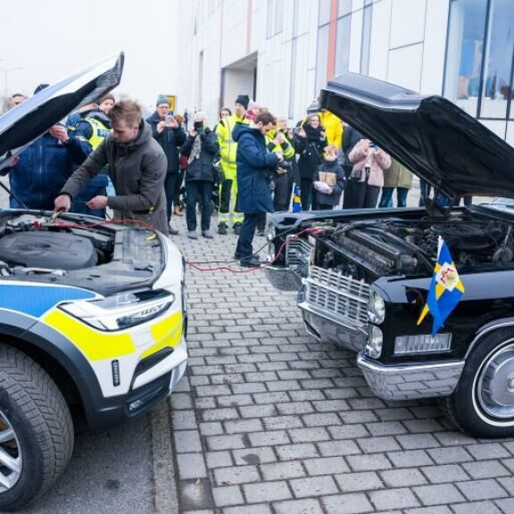 Cadillac sai virtaa poliisiajoneuvosta. Auto