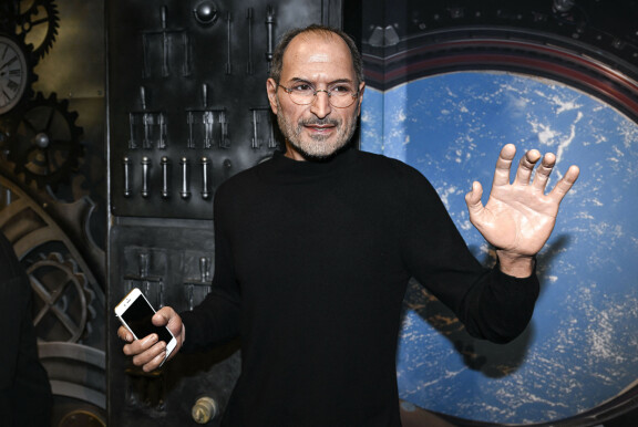 Musta poolopaita oli Appen perustajan Steve Jobsin eräänlainen tavaramerkki. Jopa häntä esittävä vahanukke sai poolopaidan päälleen Pariisin Musee Grevinissä.