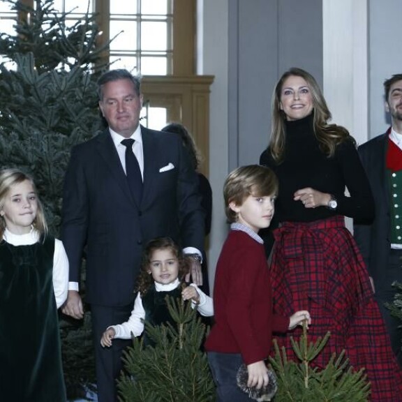 Madeleinen perhe vastaanotti hovin joulukuuset vuonna 2021. madeleine, nicolas, chris, adrienne, leonore