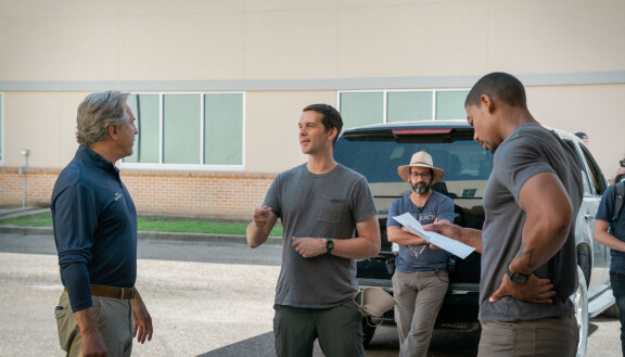 Jeremy Saulnier ohjaa Don Johnsonia ja Aaron Pierreä.