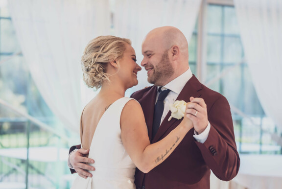 Jenni ja Jyrki ovat jo hyvin tuttavallisissa väleissä keskenään.