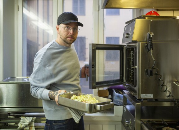 Kokki uunilla. Harvinainen kuva Holy Dönerin keittiöstä syksyltä 2021.