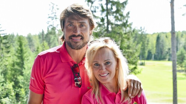 Teemu ja Sirpa Selänne iloitsivat ystäviensä kanssa lomakuvassa – pieni yksityiskohta kiinnittää huomion