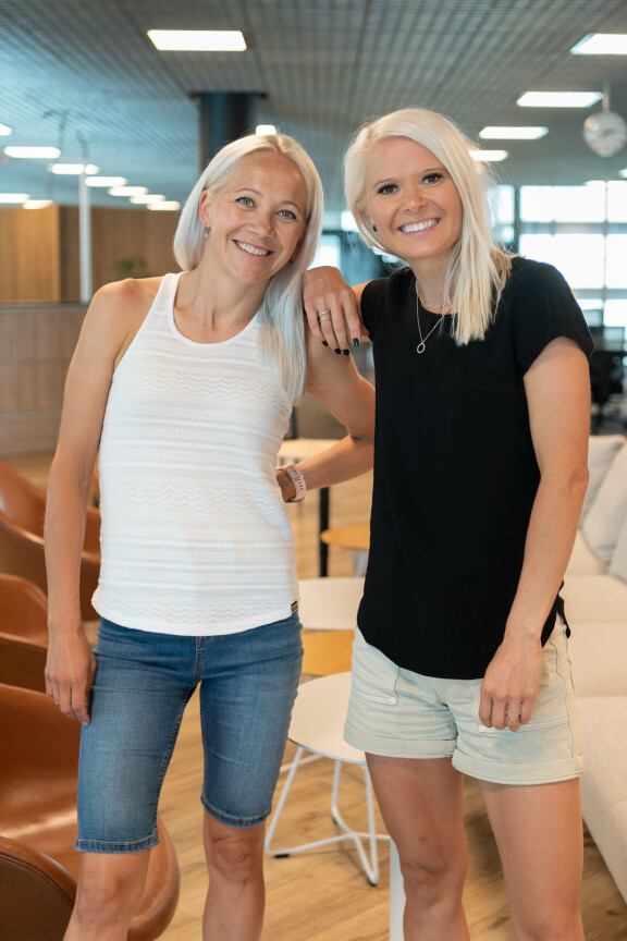 Amazing Race Suomi -voittajat Kaisa Mäkäräinen ja Mari Eder ystävystyivät hiihtouralla.