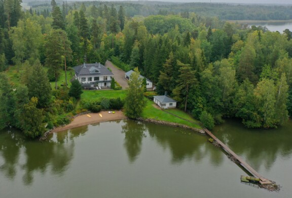 Hulppean kartanon kruunaa oma uimaranta.