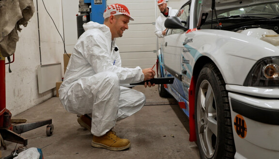 Sami Leskinen repii BMW:n entisiä tarroja pois.