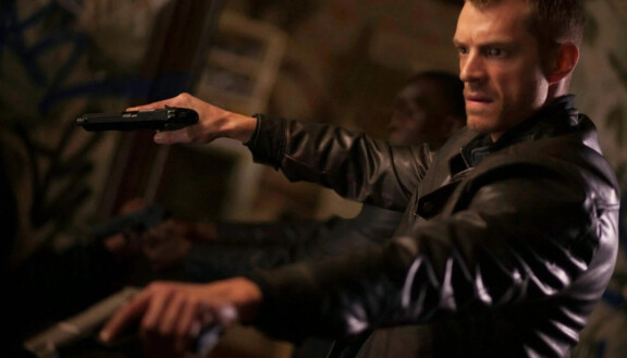 Joel Kinnaman hallitsee John Woo -elokuvien klassisen kahden pistoolin tekniikan.