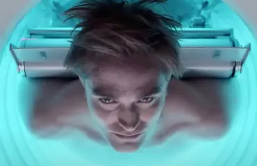 Robert Pattinson kuolee kerta toisensa jälkeen tieteiselokuvassa Mickey 17 – katso hurja traileri