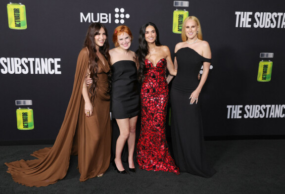 Scout LaRue, Tallulah ja Rumer Willis poseerasivat tummissaan sähäkänpunaiseen pukeutuneen äitinsä kanssa.
