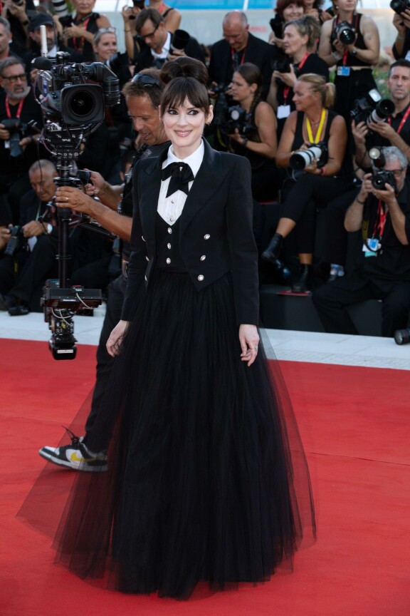 Winona Ryder vihastutti kriitikot yhdistämällä tyllihameen maskuliiniseen yläosaan.