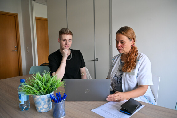 Bariatriahoitaja ja ravintoneuvoja Teija Toivari keskusteli Aarnin kanssa uusista ruokailutottumuksista sekä siitä, onko hän pitänyt huolta lisäravinteiden saannista.