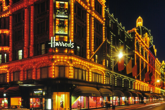 Harrodsin tavaratalon nykyiset omistajat ovat ilmaisseet olevansa syvästi järkyttyneitä syytöksistä ja pyytäneet anteeksi kaikilta niiltä naisilta, joihin tapahtumat ovat vaikuttaneet. – Vaikka emme voi muuttaa menneisyyttä, haluamme organisaationa varmistaa, että tällaista käyttäytymistä ei voi koskaan toistua tulevaisuudessa.
