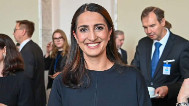 Hehkeät uimapukukuvat! Nasima Razmyar täytti pyöreitä