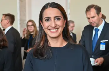 Hehkeät uimapukukuvat! Nasima Razmyar täytti pyöreitä