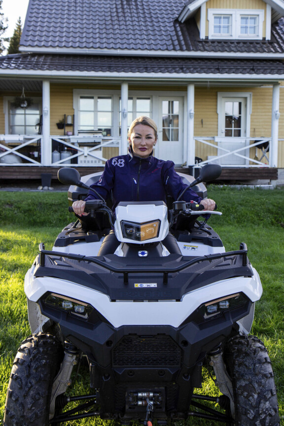 – Hemmottelen itseäni konkreettisilla asioilla, kuten mönkijällä, porealtaalla tai ulkomaanmatkalla, Marika sanoo.