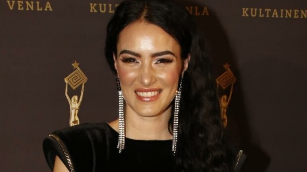 Sara La Fountain matkasi öljymaahan – asuvalinta hämmentää Sara LA Fountain