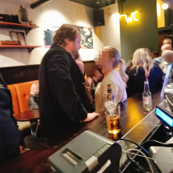 Räps! Sami Hedberg viihtyi blondin seurassa Helsingin Mummotunnelissa 22. syyskuuta