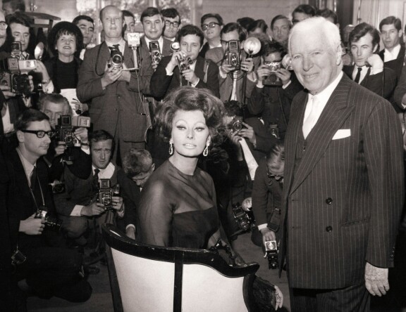 Vuonna 1965 Sophia pääsi itsensä Charlie Chaplinin (oik.) ohjaukseen.