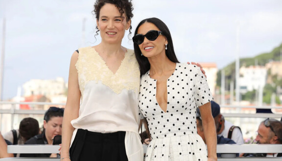 Ohjaaja Coralie Fargeat ja Demi Moore Cannesin elokuvajuhlilla.