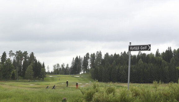 Sunnuntai-iltapäivä Kytäjän golfkentällä sai jännittävän käänteen, kun naispoliisit pidättivät yhden pelaajista.