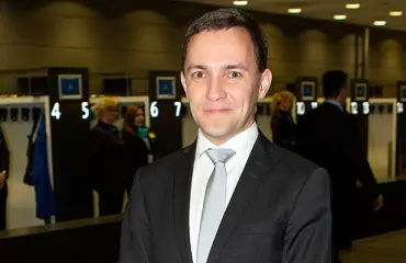 Wille Rydmanin erikoinen tempaus: "Ahdistelee" ja jakaa suukkoja kadulla