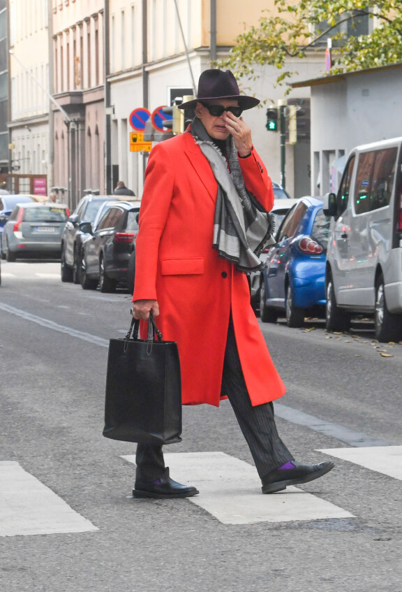 Tyyliniekan lilat sukat sopivat hyvin yhteen violetin stetsonin kanssa.