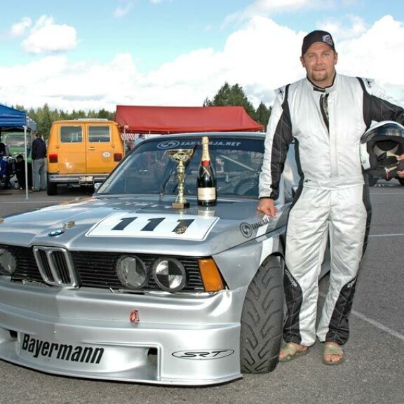 Jussi on aina pitänyt näyttävistä autoista. Hänellä on ollut ainakin Hummer, Porsche 911 turbo, Audi RS6 ja Cadillad Escalade. Jussi kilpaili vuonna 2008 Kemoran radalla. Suorituksen jälkeen samppanja maistui. Jussi on aina pitänyt näyttävistä autoista. Hänellä on ollut ainakin Hummer, Porsche 911 turbo, Audi RS6 ja Cadillad Escalade. Jussi kilpaili vuonna 2008 Kemoran radalla. Suorituksen jälkeen samppanja maistui.