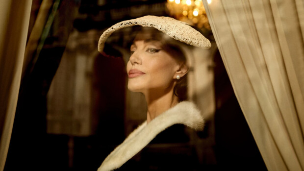 Angelina Jolie puhkesi kyyneliin