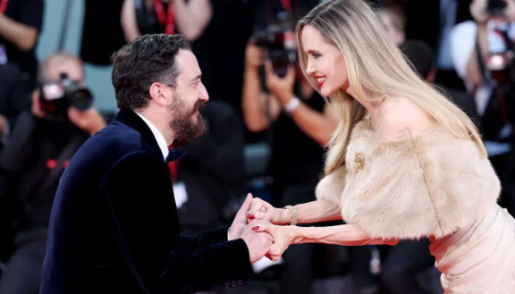 Angelina Jolie ja ohjaaja Pablo Larraín juhlivat Maria-elokuvan vastaanottoa Venetsiassa.