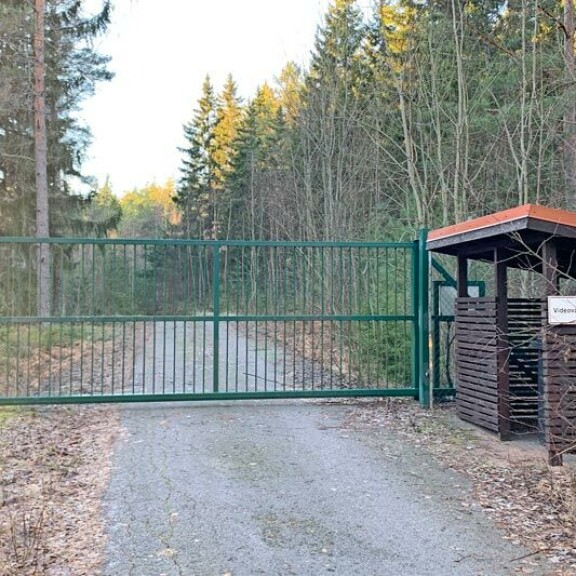 Tiluksia Kemiönsaaressa vartioi jykevä portti ja turvakamerat. Kuva tältä vuodelta. Tiluksia Kemiönsaaressa vartioi jykevä portti ja turvakamerat. Kuva tältä vuodelta.