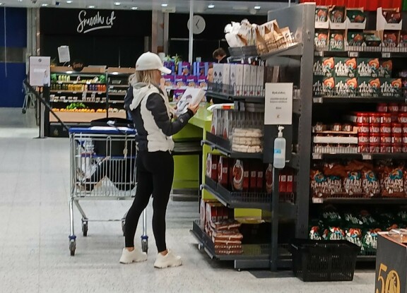 Räps! Helena Koivu tiiraili tarkkaan valmiita kakkupohjia Kupittaan Citymarketissa.
