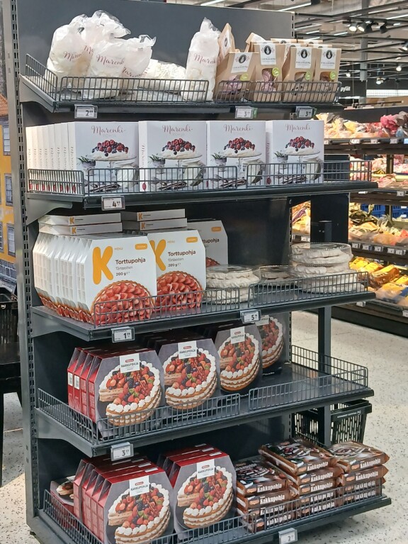 Tätä Helena tiiraili. Kyseessä Kupittaan Citymarketin valmiskakkuhylly.