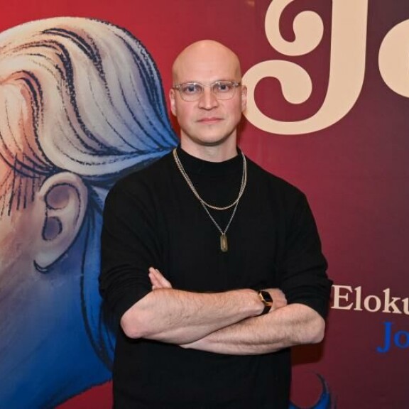 Näyttelijäntyöstä maksetaan Rikun mielestä liian avokätisesti. Hän pyrkii eduskuntaan, jossa liksoihin pitäisi kuulemma pistää nolla perään. Näyttelijäntyöstä maksetaan Rikun mielestä liian avokätisesti. Hän pyrkii eduskuntaan, jossa liksoihin pitäisi kuulemma pistää nolla perään.
