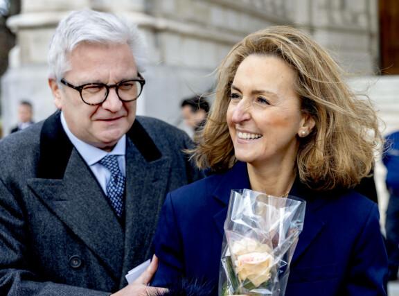 Prinsessa Claire on pysynyt puolisonsa rinnalla kohusta toiseen. Heillä on kolme lasta Louise sekä kaksoset Aymeric ja Nicolas.