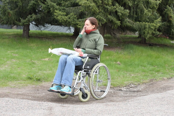 Terveystilanteensa takia Minna on joutunut tukeutumaan niin apuvälineisiin kuin avustajiinkin.