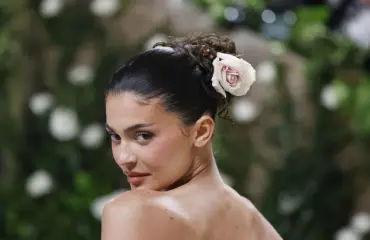 Jösses, mitkä kurvit! Kylie Jennerin mekko keräsi katseita Pariisissa