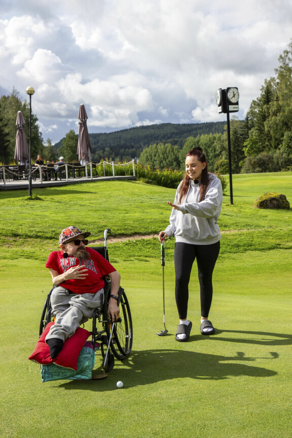 Vaihtoviikolla Mikko pääsi kokeilemaan Karin golfharrastusta.