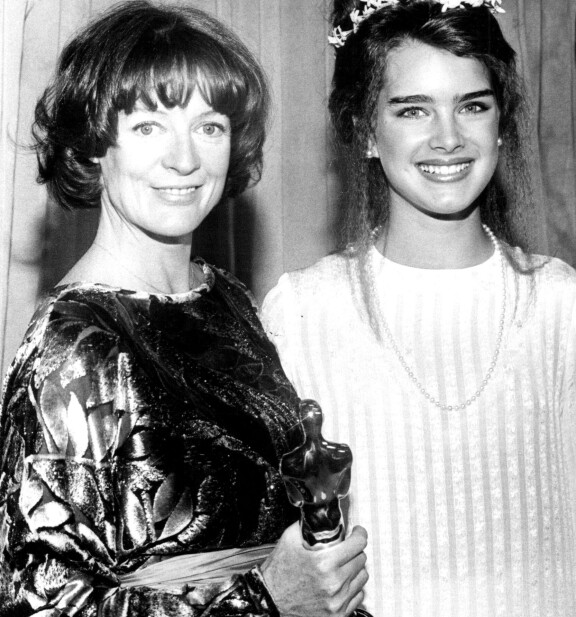 Maggie Smith vuoden 1979 Oscar-gaalassa, mukanaan parhaan naissivuosan Oscar. Vieressä Brooke Shields.