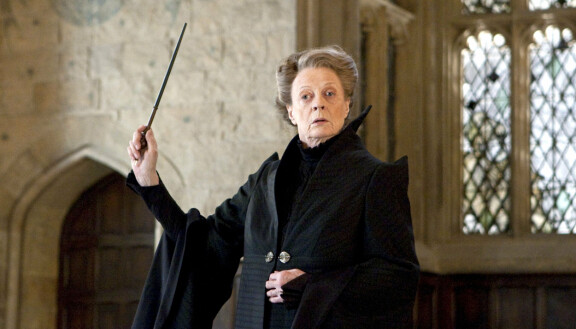 Maggie Smith elokuvassa Harry Potter ja kuoleman varjelukset osa 2 (2011).