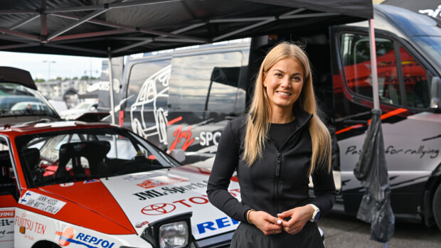 Ohhoh! Janni Hussi esittelee, kuinka auton ohjaaminen sujuu rallikartturilta