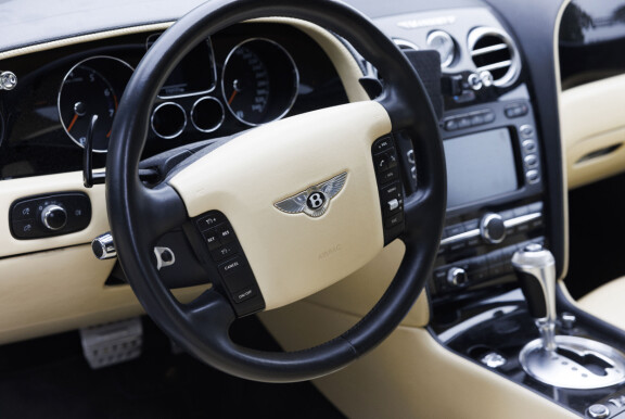 Bentleyn yksityiskohdat henkivät luksusta.