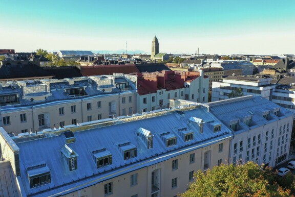 Huoneiston ikkunoista ja parvekkeelta aukeaa hienot maisemat.