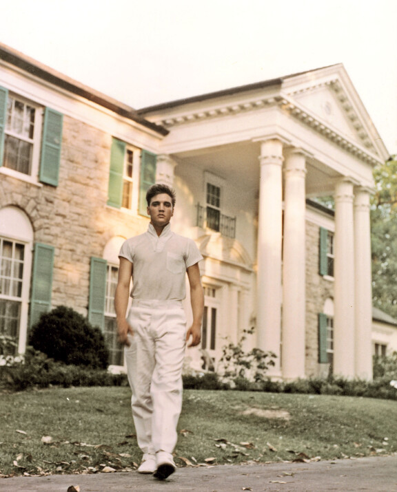 Elvis Gracelandin tiluksilla vuonna 1957.
