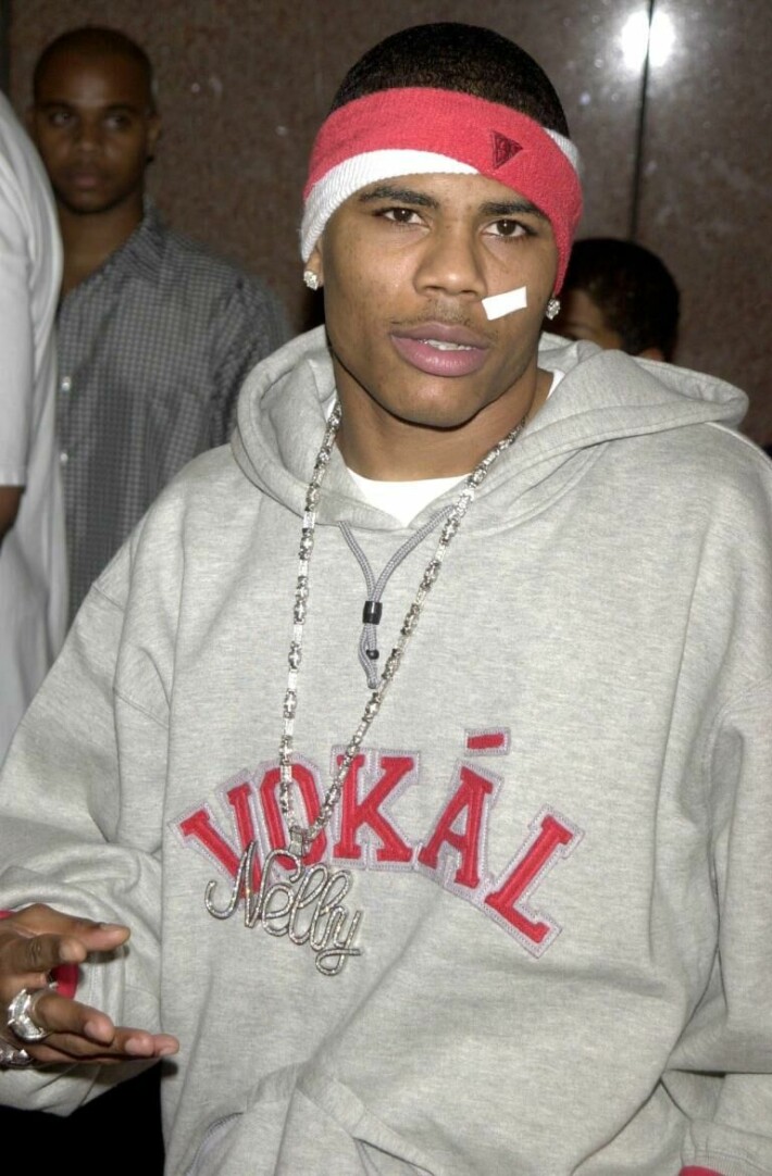 Amerikkalainen räppäri Nelly totuttiin usein näkemään laastari poskessa.