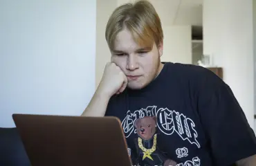 Vähävarainen juontaja ajaa Bemarilla ja törsää luksustuotteisiin: ”Isoa kulissia”