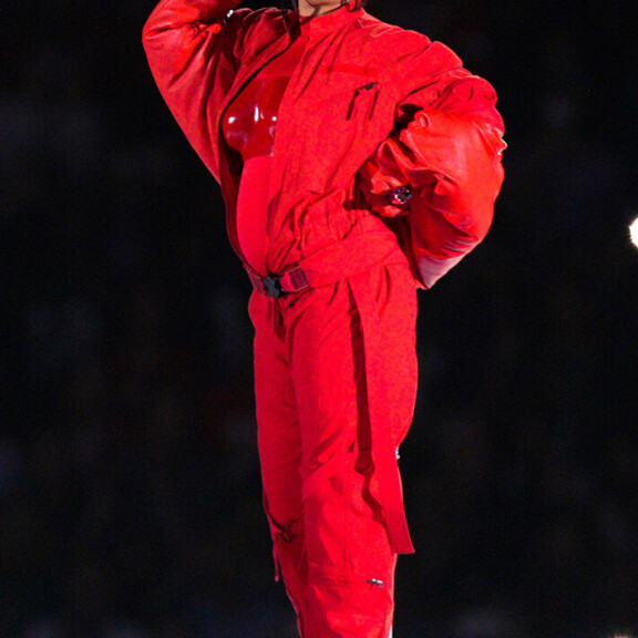 Vau, mikä tyyli! Punainen asukokonaisuus erottui joukosta, sillä tähden taustatanssijat olivat valkoisiin haalareihin sonnustautuneita. Rihanna