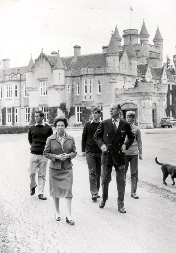 Prinssi Charles, kuningatar Elisabet, prinssi Andrew, prinssi Philip, prinssi Edward ja koira Balmoralin linnan pihamailla marraskuussa 1979.